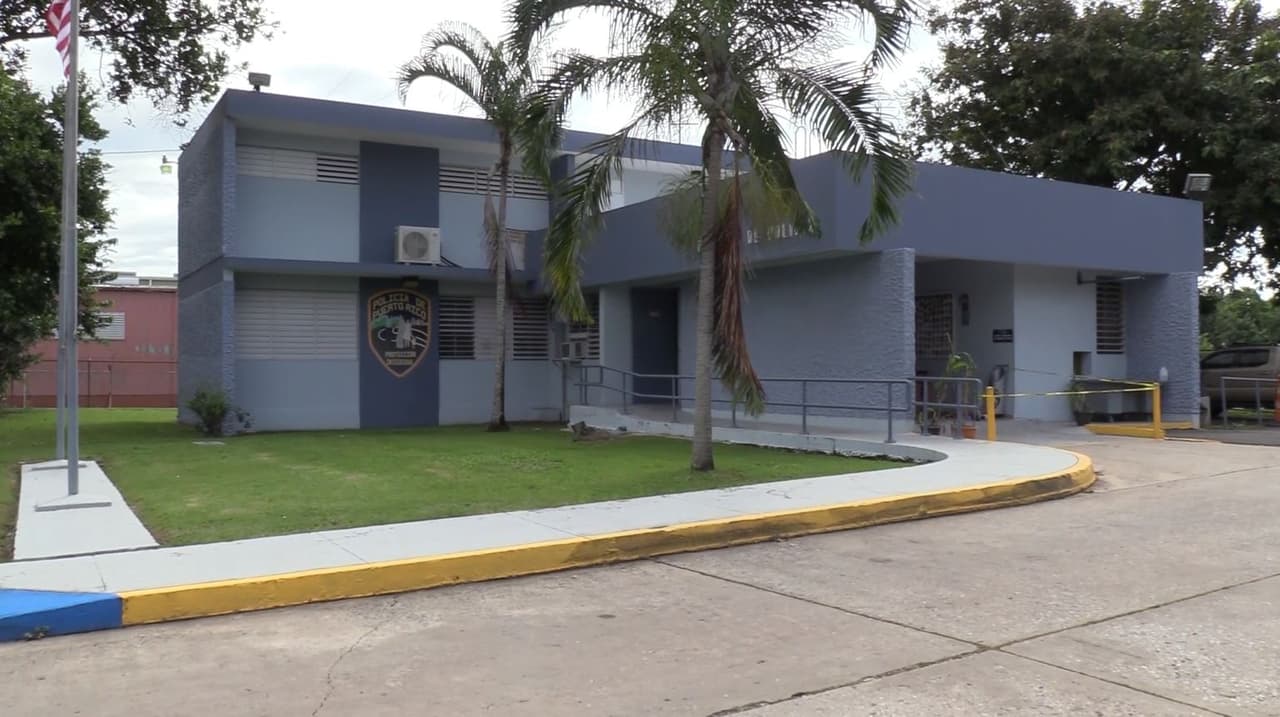 Según la investigación preliminar al cuartel de ese distrito policiaco se personó un individuo pidiendo ayuda, el cual alegó que alguien utilizando un objeto contundente con filo le profirió varias heridas cortantes en ambas manos.