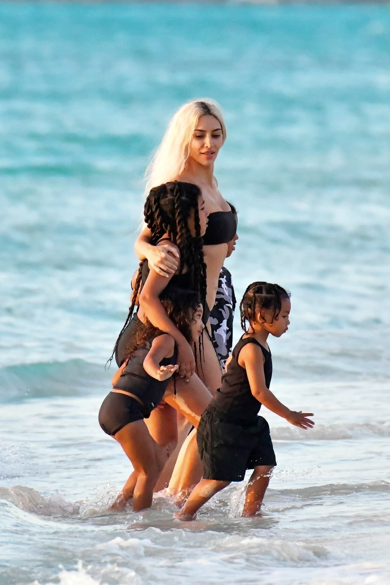 North (9 años), Saint (6), Chicago (4) y Psalm (3) vistieron de negro a juego con el bikini que portaba la celebridad de televisión e Internet.