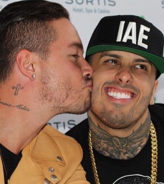 Y tanto le gusta dar besos que ni Nicky Jam se escapó de estas muestras de cariño.