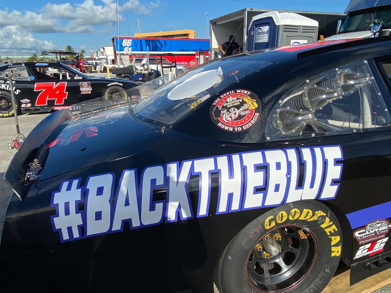 El piloto dijo que están sucediendo muchas cosas en el mundo y quería expresar que la mayoría de los socorristas son buenas personas.