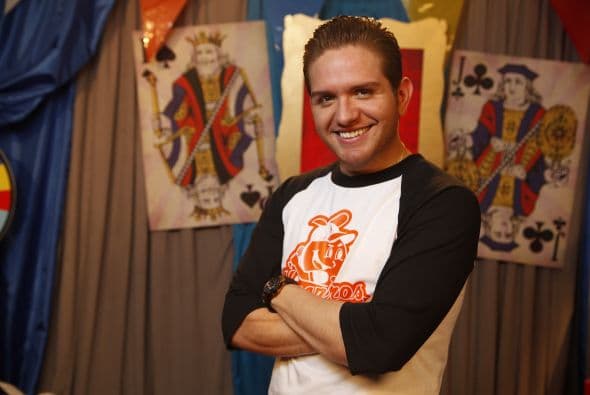 El Dasa llegó a nuestro set con un look muy casual, pero con una sonrisa que derrite.