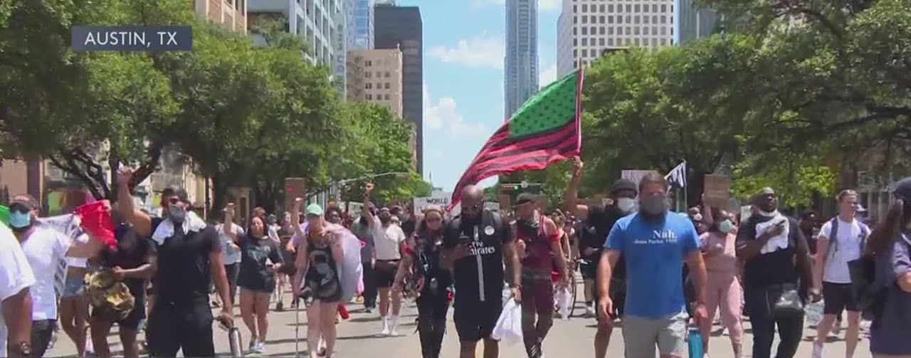 Tras la reunión en la universidad, los manifestantes avanzaron hacia el Capitolio de Texas. Ahí se congregaron con miles de personas más.