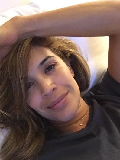 Karla Martinez: "Con la camiseta de mi amorssss!!! Se me olvido mi pijama!" (Septiembre 11, 2016)