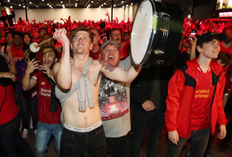 Los aficionados del Liverpool celebran en las calles de su ciudad la conquista de la UEFA Champions League sobre Tottenham Hotspur.
