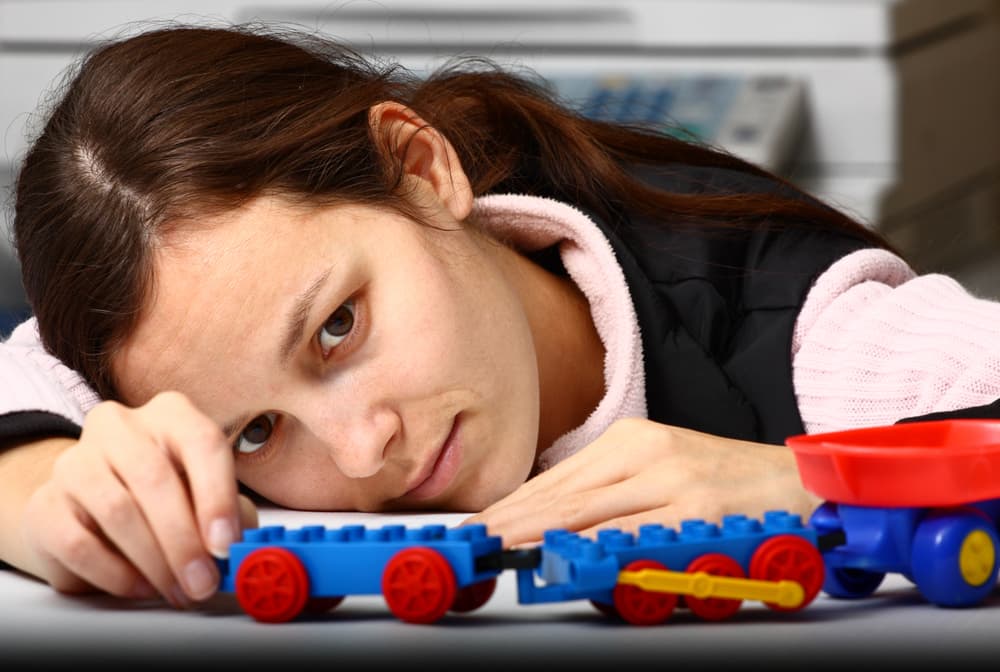 En el niño que todos tenemos dentro vive toda nuestra autenticidad, nuestros deseos, ilusiones, la inocencia. Pero hemos ido dejándolo a un lado o renunciando a ello para "encajar" en esta sociedad adulta que muy probablemente nos aturde y agobia.