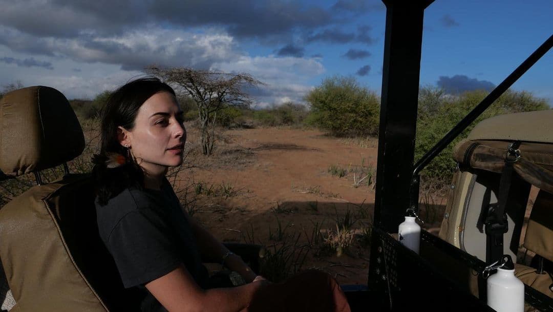 La sabana africana fue el escenario perfecto para que la hija del fallecido actor Gonzalo Vega y su marido convivieran como pareja, después de terminar los proyectos actorales en los que estuvieron involucrados este año.