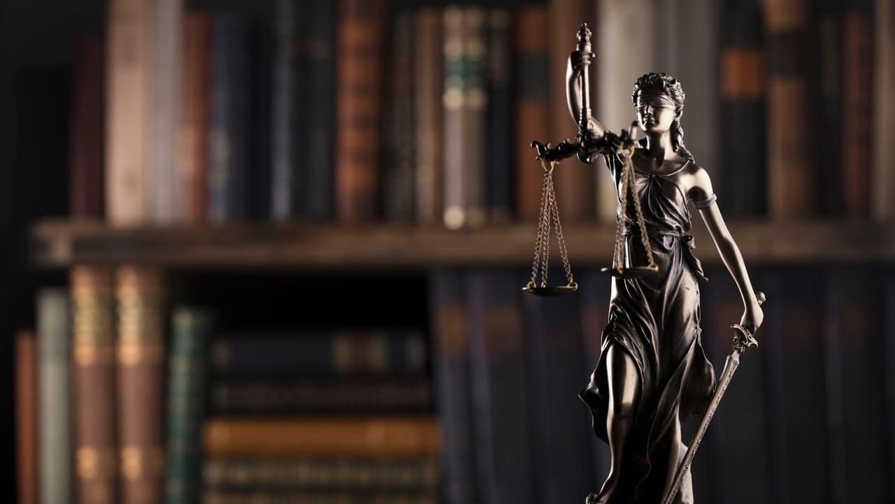 De ahora en adelante, si un fiscal de distrito es inhabilitado, su cargo se considerará vacante. Si se suspende su licencia legal, se les excluirá de la oficina hasta que se restaure la licencia o expire su período, lo que ocurra primero.