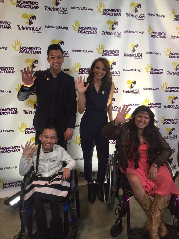 Teletón USA: "¡Es #MomentoDeActuar! @lesliegrace y @luiscoronel281 conocen la importancia del #TeletonUSA".