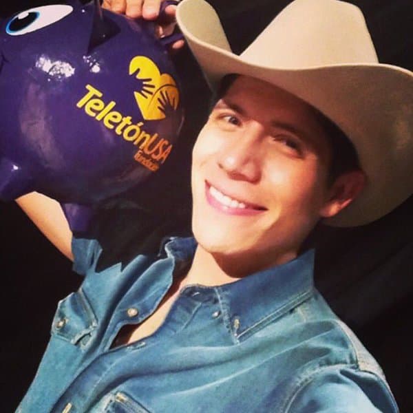 Fernando Corona: "¿Ya donaron? ¡Todavía falta para llegar a la meta! ¡Vamos! ¡Sí se puede! ¡Por nuestros niños latinos!".