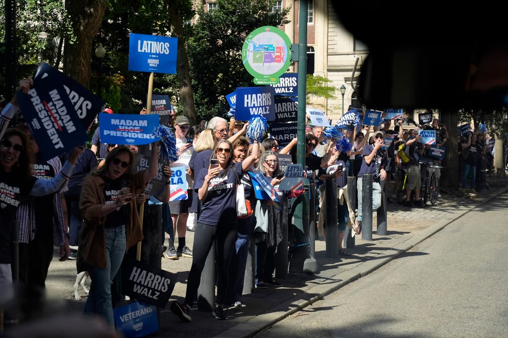 La gente se alinea en la acera mientras la caravana que transporta a la vicepresidenta y nominada demócrata a la presidencia, Kamala Harris, se dirige a un evento de campaña antes del debate presidencial en Filadelfia.