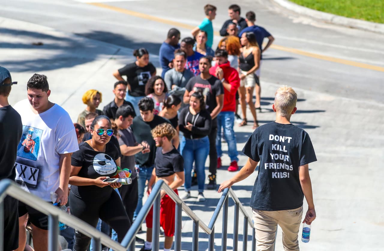 Pero los fans del cantante de voz ronca y melancólica solo tuvieron 
<b>seis horas</b> para despedirse del músico que tocó sus vidas. Lo vieron por última vez de cerca porque el féretro permaneció abierto, pero no pudieron documentar el adiós. La familia de XXXTentacion 
<b>prohibió la entrada</b> al recinto de teléfonos celulares, cámaras u otros dispositivos electrónicos.