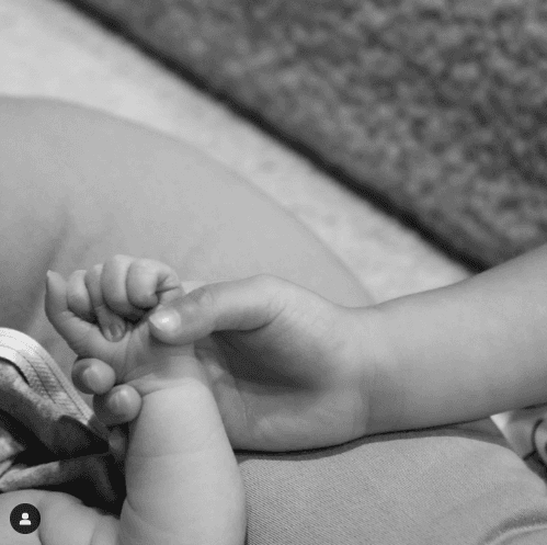 Cuatro años después de su primer alumbramiento, Kylie se convirtió en mamá de su segundo hijo con Travis Scott, así lo anunció en Instagram el 6 de febrero de 2022 con una bella instantánea en la que sostiene la mano de su bebé.