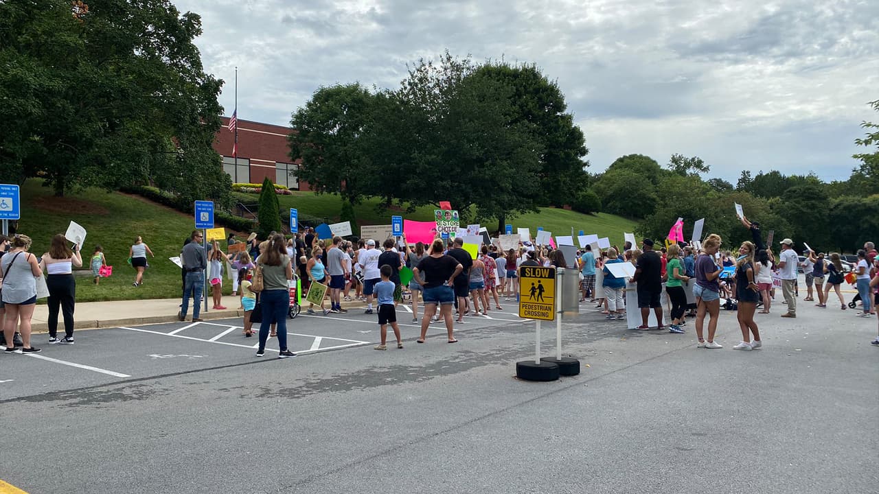 Padres protestan para exigir el regreso a las clases presenciales en el condado de Gwinnett