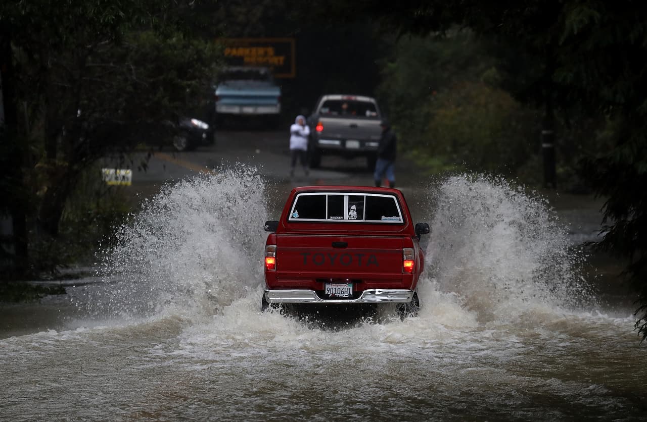 Una nueva serie de tormentas está trayendo fuertes lluvias e inundaciones a varios poblados como Guerneville y Forestville en el norte de California unos días después de que la lluvia y las tormentas de nieve golpearon la región trayendo una gran cantidad de agua que beneficiaría a California, un estado severamente afectado por la sequía.