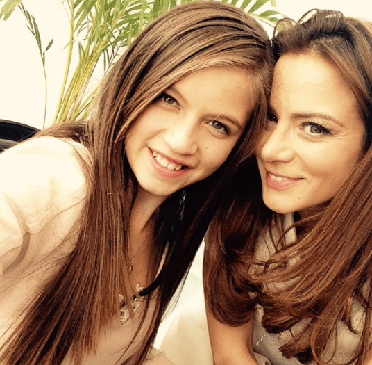 Isidora Vives interpretó a Alicia Láscurain, una chica que está a punto de entrar a la dolescencia y se enfrenta a distintos problemas existenciales respecto a los chicos y su físico.