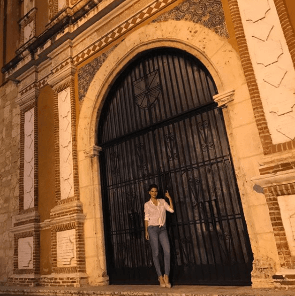 Aquí la vemos de turista conociendo Santo Domingo.