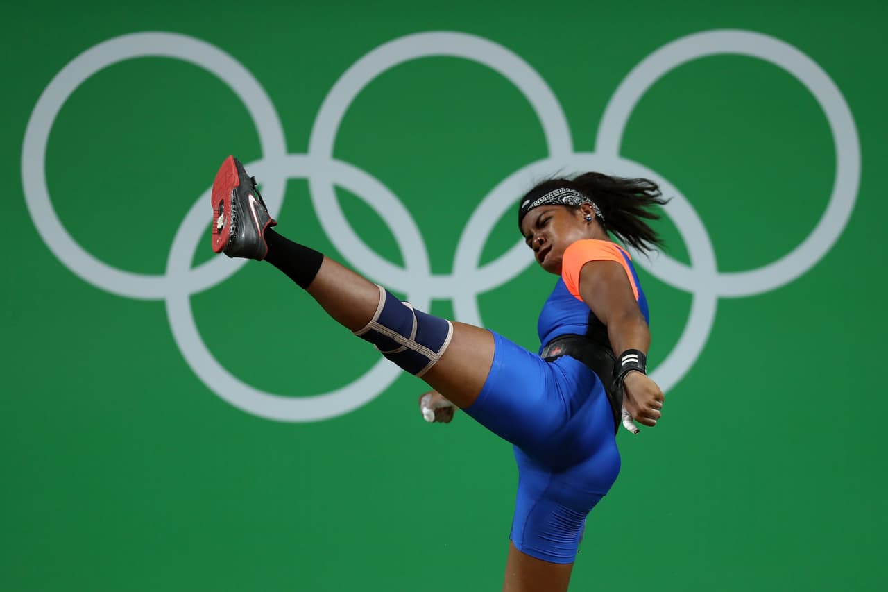 Tenemos otra respuesta, no es ni levantamiento de pesas ni dejar caer las pesas, es... ¡KARATE!