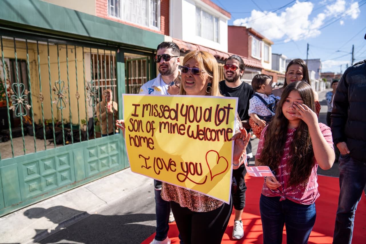 Ana Jiménez, madre biológica de John Aarsheim, al esperar el reencuentro con su hijo en el barrio Minuto de Dios, Bogotá.