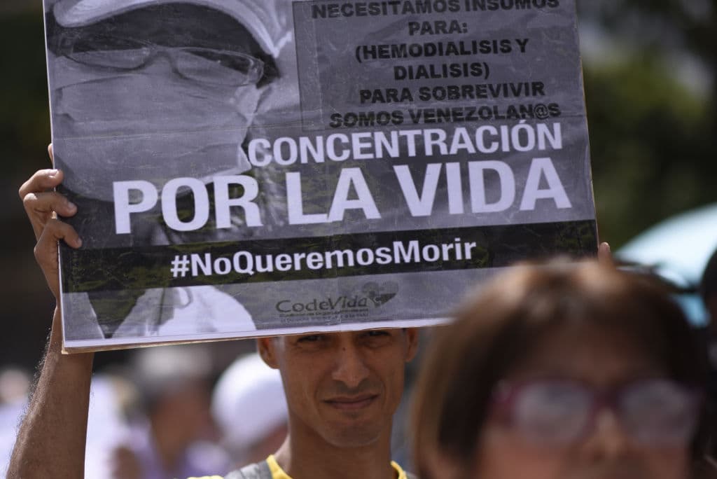 Una plaza del este de Caracas sirvió de escenario para que decenas de enfermos venezolanos expresaran su frustración por la imposibilidad de acceder a los tratamientos médicos que necesitan para seguir con vida y también para informar acerca de la grave crisis sanitaria por la que pasa Venezuela.