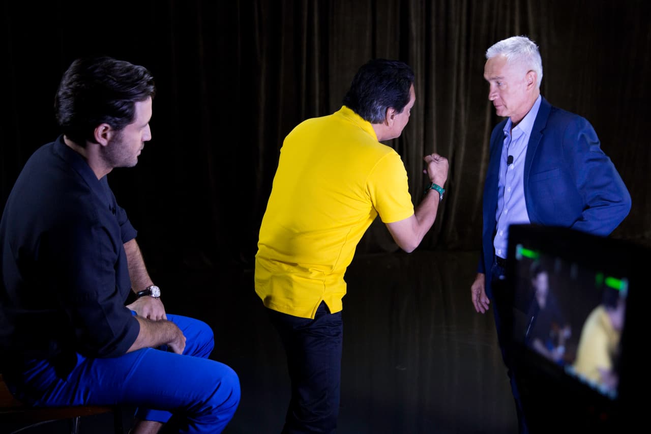 Ya que teníamos a una leyenda en nuestros estudios, Jorge Ramos decidió preguntarle a el y al actor que entrenó fuertemente para interpretarlo en las pantallas, cómo se enseña el boxeo. Durán se paró inmediatamente.