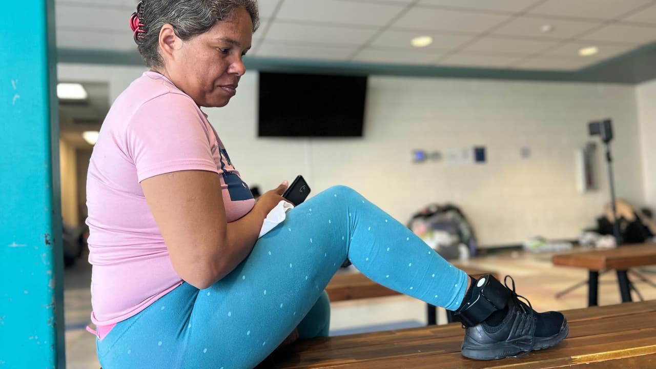 Sobeida González es una migrante venezolana que cruzó la frontera sur de EEUU irregularmente. Esta mujer permanece en un albergue en El Paso, Texas, y debe portar un grillete que le instalaron las autoridades migratorias. Sobeida asegura que se siente “como si fuera una criminal” y que no merece que la obliguen a usar ese aparato.