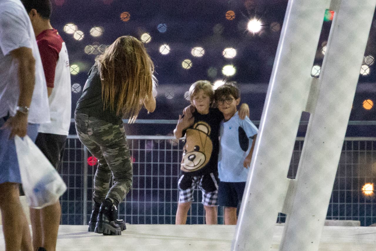 La intérprete de ‘Te felicito’ no perdió la oportunidad de tomarle algunas fotografías más a su hijo de 7 años. 
<br>