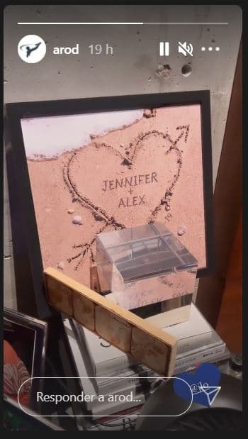 Horas antes de que se difundiera el comunicado en el que la pareja anunció su separación, el exbeisbolista publicó en sus stories un video en el que mostraba fotos con la intérprete. Al final se veía el cuadro de un corazón flechado, que enmarcaba sus nombres.