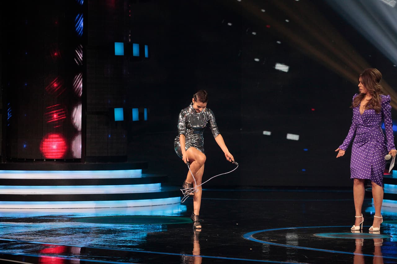 María res conocida por la cantidad de ejercicio que hace y por practicar pole dance. Por esto, Galilea Montijo creyó que le sería más fácil ejecutar el reto..., sin embargo la soga se le enredó en el tacón.