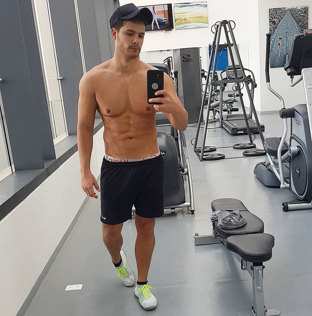 Otro guapo actor que figura en la lista es 
<b><a href="http://www.univision.com/temas/brandon-peniche">Brandon Peniche</a></b>, quien se ha despojado en varias ocasiones de su ropa para dejarnos ver su trabajado físico.