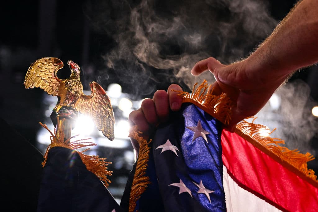 Las autoridades, mientras tanto, se encuentran investigando el atentado. El presunto atacante fue identificado este domingo como
<b><a href="https://www.univision.com/local/philadelphia-wuvp/noticias/politica/que-se-sabe-del-atacante-que-disparo-a-donald-trump" target="_blank">Thomas Matthew Crooks, de 20 años</a></b>. El joven, que vivía en Bethel Park, Pensilvania, recibió un disparo mortal tras haberle disparado a Donald Trump, causando una muerte y dejando a otras personas heridas.