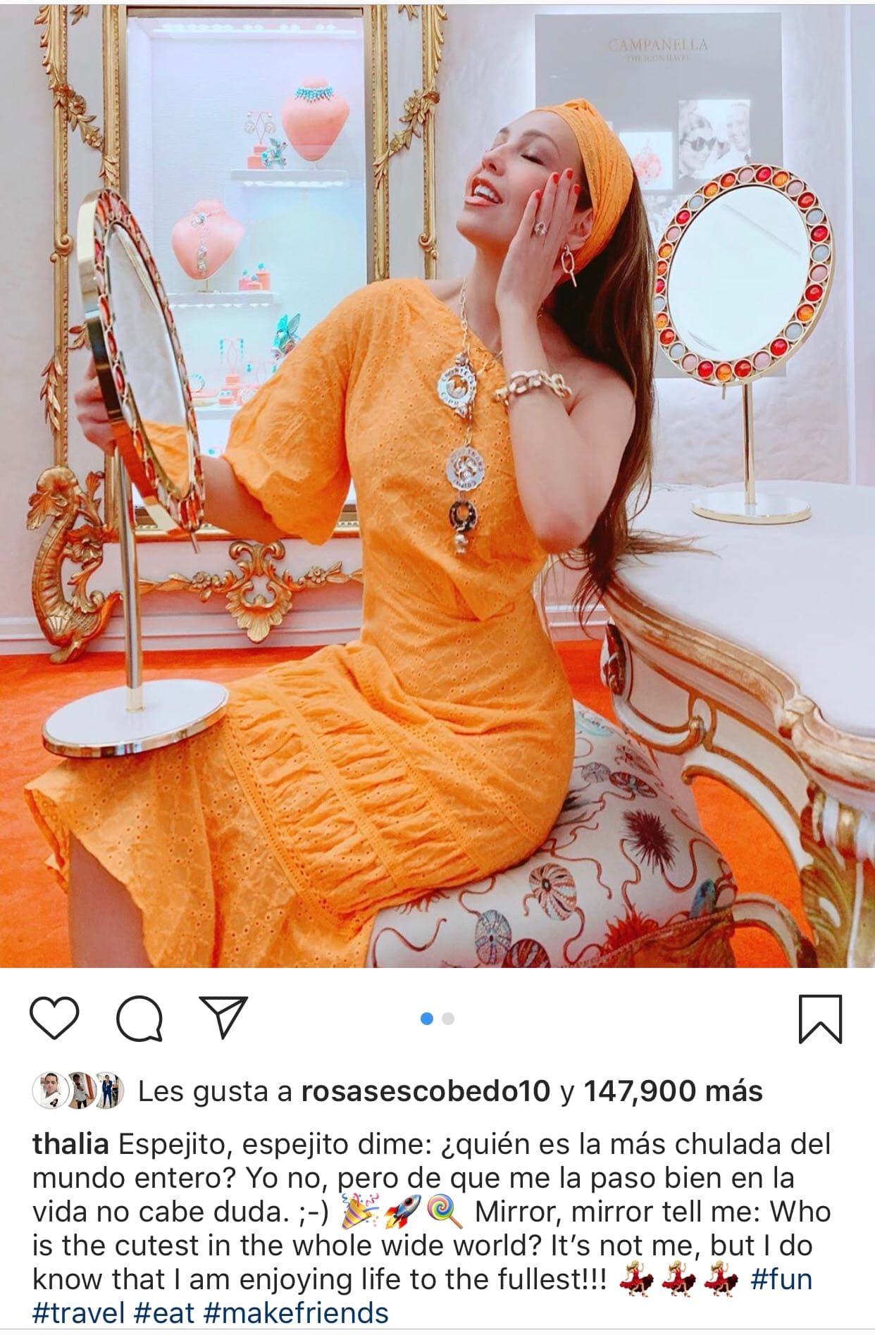 Acompañó 
<b><a href="https://www.instagram.com/p/BzoZ_Fvh3fJ/" target="_blank">esta fotografía</a></b> con el texto: “Espejito, espejito dime: ¿quién es la más chulada del mundo entero? Yo no, pero 
<b>de que me la paso bien en la vida no cabe duda</b>”, destacó Thalía.