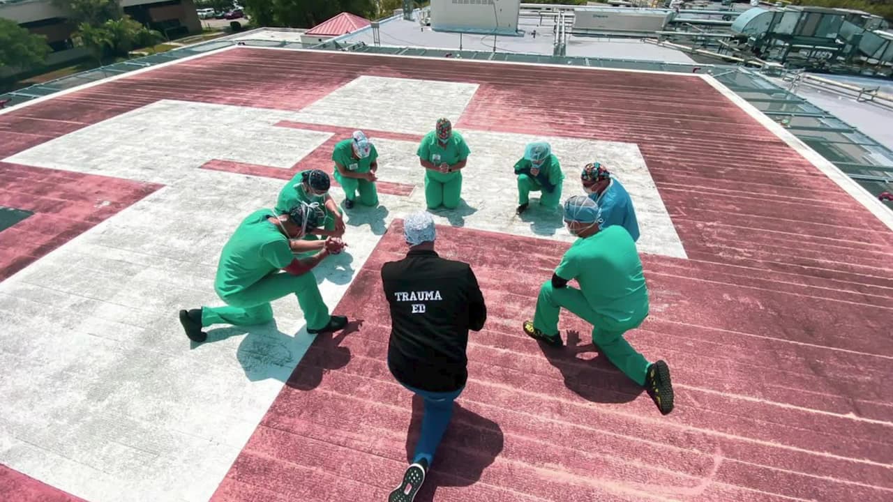 Una foto muestra cómo los médicos del hospital Jackson piden “protección a Dios” por el coronavirus 
