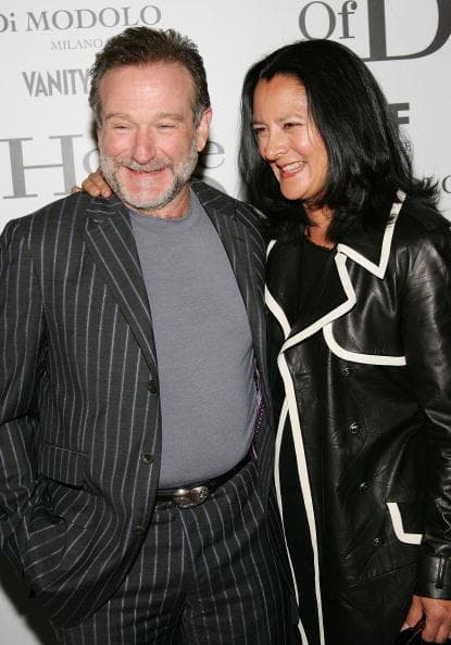 De acuerdo con 
<b><a href="https://people.com/movies/robin-williams-son-cody-married-actor-birthday/" target="_blank">People</a></b>, la pareja intercambió votos en la misma casa de California donde vivían Williams y su exesposa, Marsha Garces Williams.
