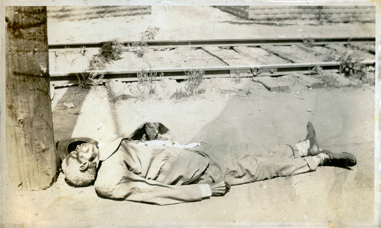 <b>“Un hombre (posiblemente muerto) junto a las vías del tren después de la masacre de Tulsa”, se lee en la leyenda de esta fotografía.</b>
<br>
<br>Esta tragedia no fue ampliamente reconocida en las décadas posteriores. "
<a href="https://www.cnn.com/2020/06/01/us/tulsa-race-massacre-1921-99th-anniversary-trnd/index.html"><u>Las escuelas de Oklahoma no hablaron sobre eso. De hecho, los periódicos ni siquiera imprimieron ninguna información sobre el incidente</u></a>", dijo James Lankford, senador de Oklahoma, a 
<a href="https://www.cnn.com/2020/06/01/us/tulsa-race-massacre-1921-99th-anniversary-trnd/index.html">CNN</a> en 2018.