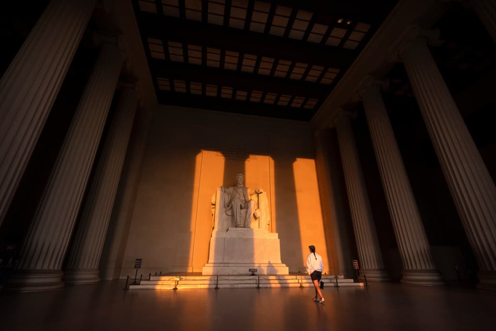 Un visitante camina por el Monumento a Lincoln al amanecer en Washington, el 1 de octubre de 2025.