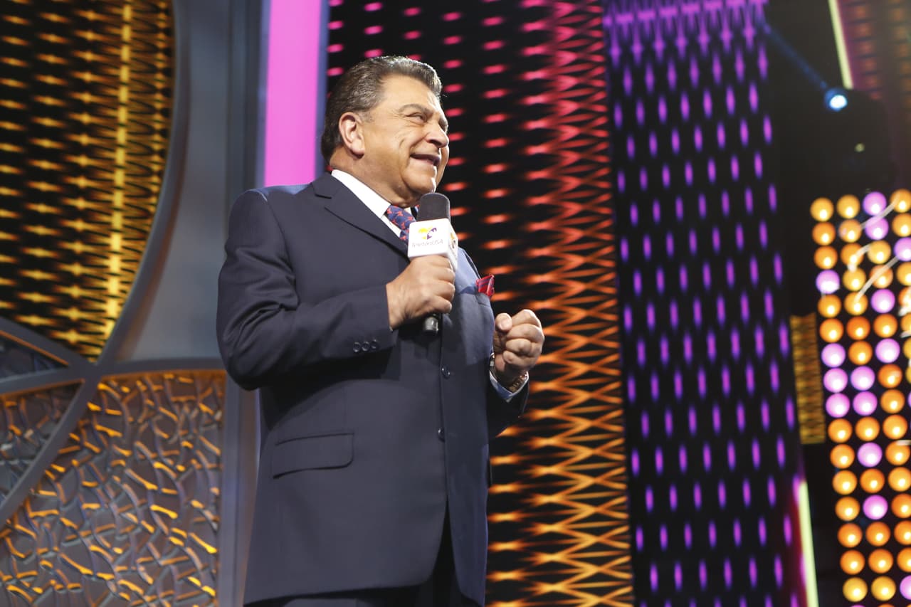 Para invitar a todos a lograr la meta del teletón, Don Francisco invitó a sus compañeros en la conducción.