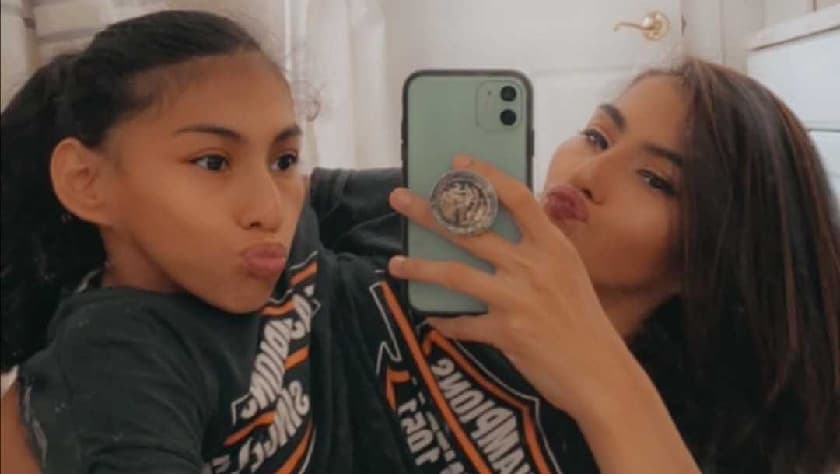 Guadalupe y Carmen se toman una selfie como los jóvenes suelen hacer en la actualidad. Ellas aseguran que su vida es tan normal como la del resto de las personas.