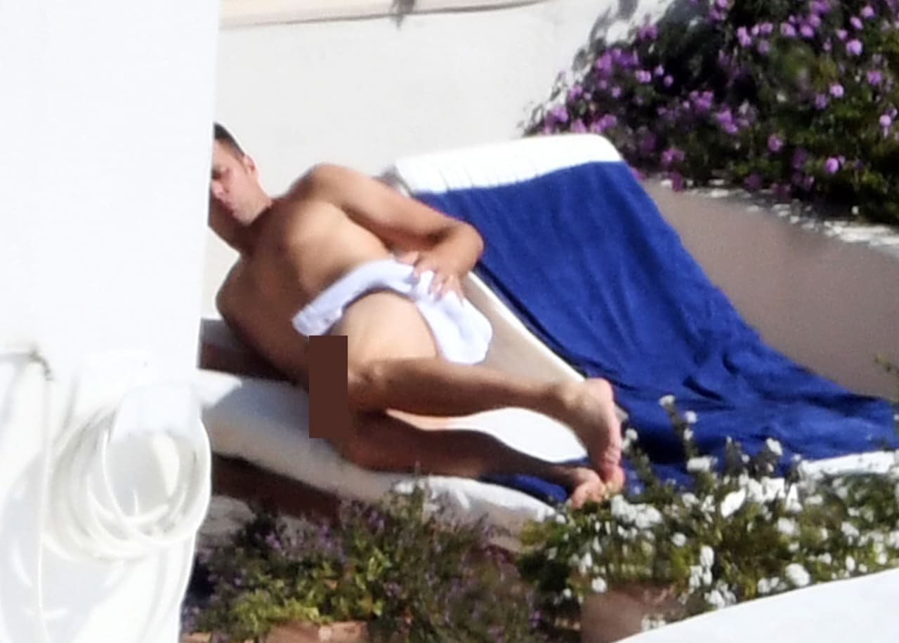 Si iba a ponerse una toalla en las 'pompis', ¿entonces para qué se quita el traje de baño?