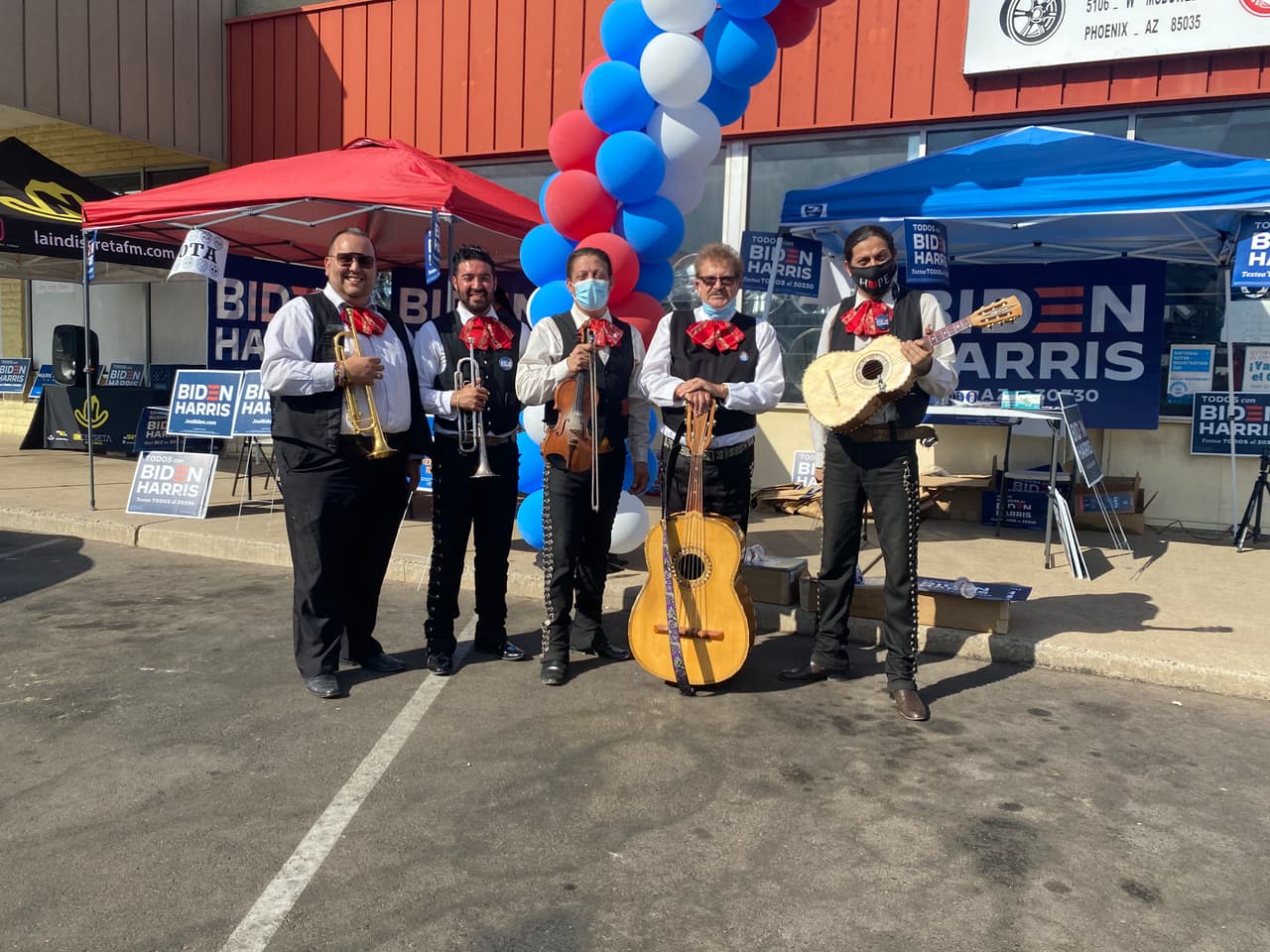 La llantera está en la misma plaza donde se encuentra un centro de votación. Así como todas las urnas en el estado, este sitio se cerrará a las 7 pm. 
<br>