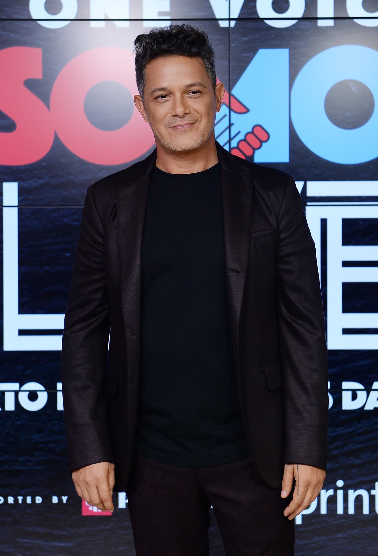 MIAMI, FL - OCTOBER 14: In this handout photo provided by One Voice: Somos Live!, Alejandro Sanz poses in the pressroom at One Voice: Somos Live! A Concert For Disaster Relief at Marlins Park on October 14, 2017 in Miami, Florida. (Photo by Jason Koerner/One Voice: Somos Live!/Getty Images)