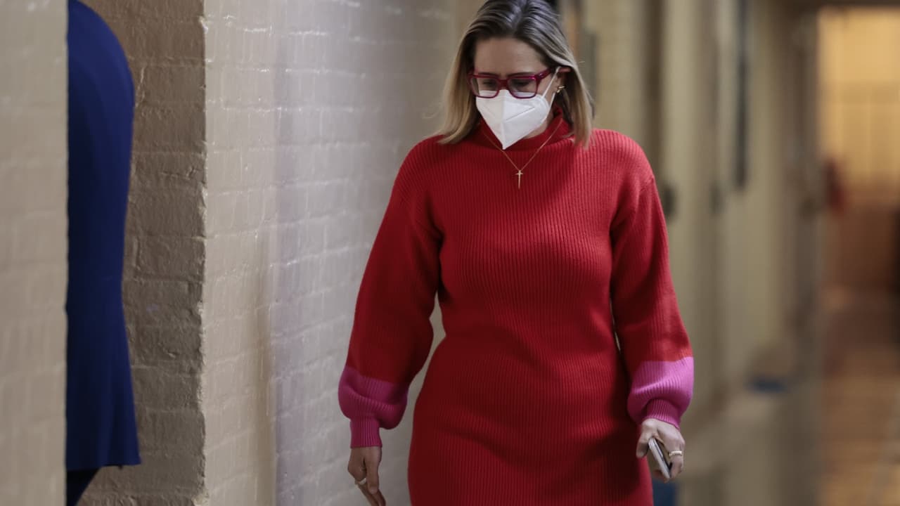 Partido Demócrata en Arizona censuró formalmente a la senadora estadounidense Kyrsten Sinema