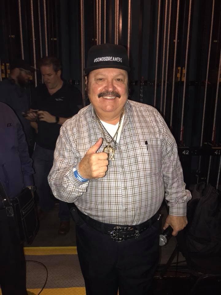 Feliz de la vida se encontraba el 'Rey del acordeón', don Ramón Ayala, quien se tomó un tiempo para saludar a sus fans y portar su gorra en apoyo al movimiento 'dreamer'.