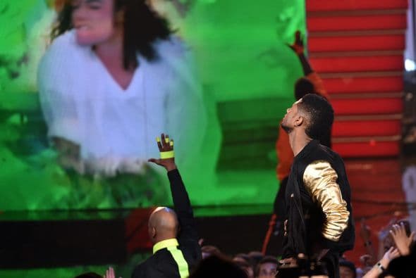 Usher rindió homenaje al Michael Jackson cuando subió al escenario.