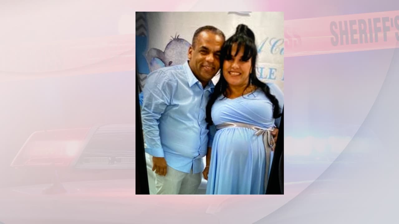 Este es Ernesto Caballero, el sospechoso de la masacre, en una foto junto a su esposa, quien es una de sus víctimas.