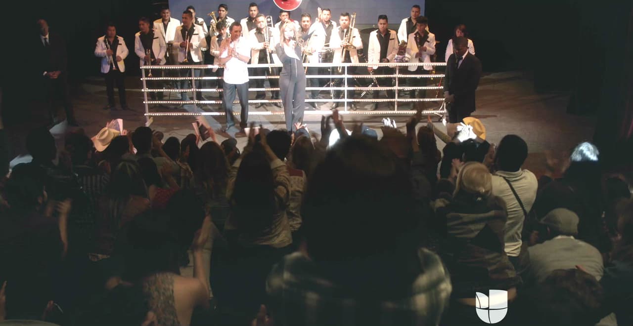 Su concierto es todo un éxito, ella es la primera mujer que canta banda y que pisa ese escenario.