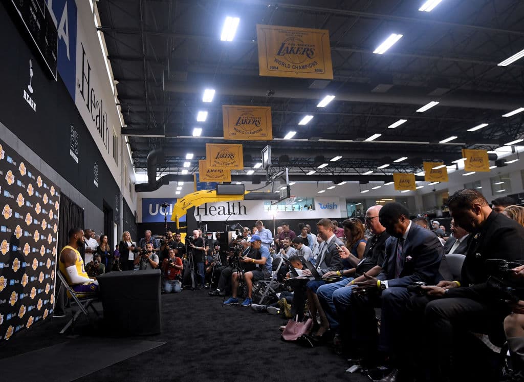 Esto no es la excepción para los Lakers de Los Ángeles, quienes estrenan un nuevo astro que se suma a su ya de por sí larga constelación de estrellas: LeBron James. Presentado en el Media Day.