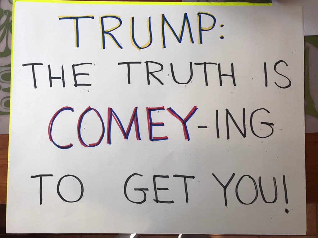 <b>"Trump: la verdad está viniendo (el verbo 'coming', con un juego de palabras que incluye el apellido Comey) por ti"</b>, dice el ingenioso cartel publicado por 
<a href="https://twitter.com/kbrigham78" target="_blank">Katie Brigham</a>, de Boston, que alude a 
<b><a href="http://www.univision.com/noticias/politica/trump-le-pidio-al-exjefe-del-fbi-poner-fin-a-la-investigacion-sobre-michael-flynn-por-sus-lazos-con-rusia" target="_blank">la declaración que hará el 8 de junio sobre su investigación del 'Rusiagate'</a></b>, el exdirector del FBI despedido por Trump, James Comey.