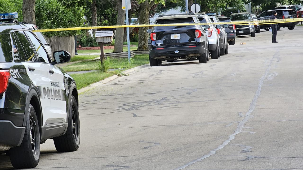 Un oficial resultó herido en un hombro, por lo que fue trasladado al Hospital de la UJniversidad Loyola. En tanto, se desató una intensa búsqueda por el sujeto, que escapó de la escena.