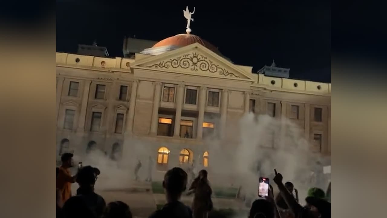 Policía dispersa con gases a manifestantes que protestaban en el Capitolio por fallo del aborto