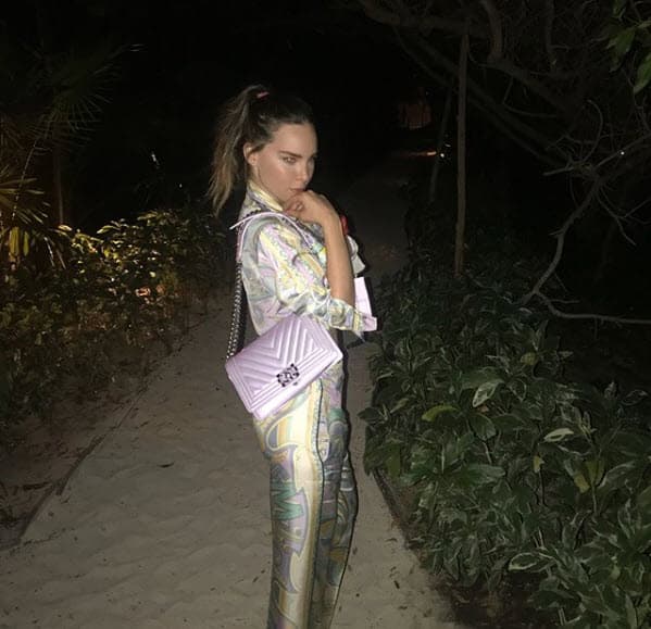 Esta 'Boy Bag' en color violeta está valuada en 5,000 dólares (100 mil pesos), aproximadamente, publicó 
<a href="http://www.eluniversal.com.mx/de-ultima/cuanto-cuesta-la-bolsa-chanel-de-belinda">El Universal</a>.